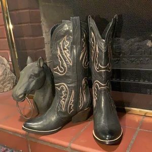 6M Very Volitil, Women’s Black western boots. I may  regret letting them go.🤠